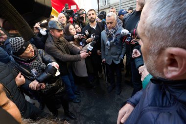 Bükreş, Romanya. 5. Mar, 2025: Calin Georgescu, 2024 Romanya cumhurbaşkanlığı seçim kampanyasında usulsüzlükler konusunda aldığı adli kontrol tedbirine itiraz etmek üzere 1. Bölge Adliyesinden ayrıldı.