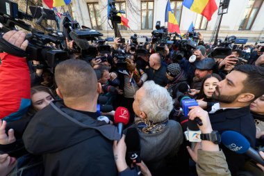 Bükreş, Romanya. 5. Mar, 2025: Calin Georgescu, 2024 Romanya cumhurbaşkanlığı seçim kampanyasında usulsüzlükler konusunda aldığı adli kontrol tedbirine itiraz etmek üzere 1. Bölge Adliyesinden ayrıldı.