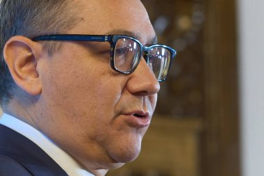 Bükreş, Romanya. 6. Mar, 2025: Victor Ponta, 2025 Romanya cumhurbaşkanlığı seçimlerine bağımsız adaylığını açıklamak üzere basın toplantısı düzenledi. Romanya 'nın eski Başbakanı ve Sosyal Demokrat Parti' nin (PSD) eski başkanı. 