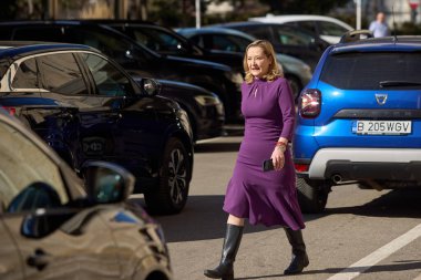 Bükreş, Romanya. 6. Mar, 2025: Romanya 'yı Kurtarma Birliği (USR) başkanı Elena Lasconi, Başbakan ve Sosyal Demokrat Parti genel başkanı Marcel Ciolacu ile Romanya Hükümeti' nin Victoria Sarayı 'nda yaptığı görüşme sonrasında ayrılıyor