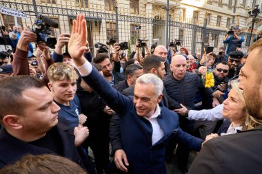 Bükreş, Romanya. 7. Mar, 2025: Aşırı milliyetçi Calin Georgescu, 2025 Romanya cumhurbaşkanlığı seçimlerine aday ve eşi Cristela, Merkez Seçim Bürosu 'nda destekçileri selamlıyor.