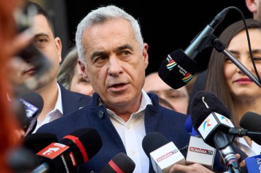 Bükreş, Romanya. 7. Mar, 2025 Romanya cumhurbaşkanlığı seçimlerine aday olan aşırı milliyetçi Calin Georgescu, adaylığını Merkez Seçim Bürosu 'na sunduktan sonra konuştu..