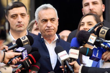 Bükreş, Romanya. 7. Mar, 2025 Romanya cumhurbaşkanlığı seçimlerine aday olan aşırı milliyetçi Calin Georgescu, adaylığını Merkez Seçim Bürosu 'na sunduktan sonra konuştu..