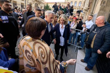 Bükreş, Romanya. 7. Mar, 2025: Aşırı sağcı aşırı milliyetçi Calin Georgescu, 2025 Romanya cumhurbaşkanlığı seçimlerine aday ve eşi Cristela Merkez Seçim Bürosu 'na geldi.