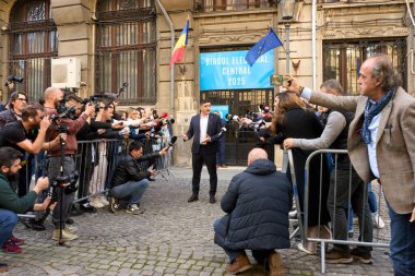 Bükreş, Romanya. 7. Mar, 2025: George Simion, AUR başkanı, 2025 Romanya cumhurbaşkanlığı seçimlerine aday olan aşırı milliyetçi Calin Georgescu 'yu BEC' de beklerken konuşuyor.
