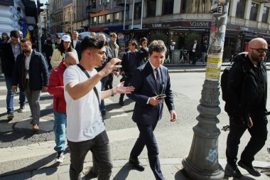 Bükreş, Romanya. 7. Mar, 2025: 2025 Romanya cumhurbaşkanlığı seçimlerinin bağımsız adayı Nicusor Dan (C), adaylığını açıkladıktan sonra Merkez Seçim Bürosu 'ndan ayrıldı.