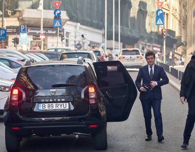 Bükreş, Romanya. 7. Mar 2025: 2025 Romanya cumhurbaşkanlığı seçimlerinin bağımsız adayı Nicusor Dan, adaylığını sunduktan sonra Merkez Seçim Bürosu 'nda ayrılıyor.