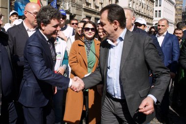 Bükreş, Romanya. 7. Mar, 2025 Romanya cumhurbaşkanlığı seçimlerinin bağımsız adayı olan Nicusor Dan (L), adaylığını sunduktan sonra Ludoviç Orban (R) ile el sıkıştı.