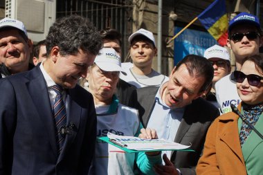 Bükreş, Romanya. 7. Mar, 2025: 2025 Romanya cumhurbaşkanlığı seçimlerinin bağımsız adayı Nicusor Dan (L), adaylığını açıkladıktan sonra Merkez Seçim Bürosu 'ndan ayrıldı.