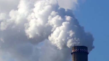 Bükreş, Romanya. 11 Şubat 2025: Bükreş 'in güneyinde, CET Progresul enerji santralinin bacası, ısınma yağı ve gazlardan çıkan dumanla kirlendi.