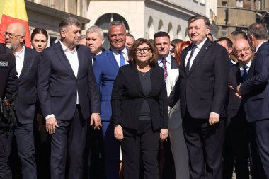 Bükreş, Romanya. 9. Mar, 2025: Crin Antonescu (R), 2025 Romanya cumhurbaşkanlığı seçimlerinde Avrupa yanlısı partilerin adayı ve eşi Adina Valean (C) BEC 'ye adaylığını koymak için geldi.