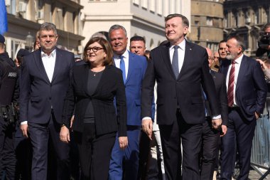 Bükreş, Romanya. 9. Mar, 2025: Crin Antonescu (C _ R), Avrupa yanlısı partilerin 2025 Romanya cumhurbaşkanlığı seçimleri adayı ve eşi Adina Valean (C-L) BEC 'e adaylığını koymak için geldiler.