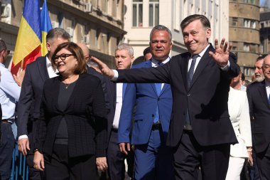 Bükreş, Romanya. 9. Mar, 2025: Crin Antonescu (R), 2025 Romanya cumhurbaşkanlığı seçimlerinde Avrupa yanlısı partilerin adayı ve eşi Adina Valean (L) BEC 'ye adaylığını koymak için geldi.