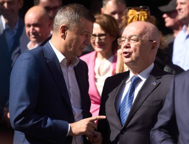 Bükreş, Romanya. 9. Mar, 2025: Ulaştırma Bakanı Sorin Grindeanu, Merkez Seçim Bürosunda Cluj-Napoca belediye başkanı Emil Boc ile konuştu.