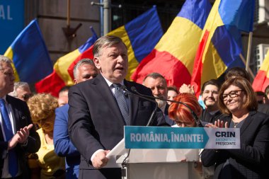 Bükreş, Romanya. 9. Mar, 2025: Avrupa yanlısı partilerin Romanya cumhurbaşkanlığı seçimleri adayı Crin Antonescu, Merkez Seçim Bürosu 'nda adaylığını koyduktan sonra bir konuşma yaptı..