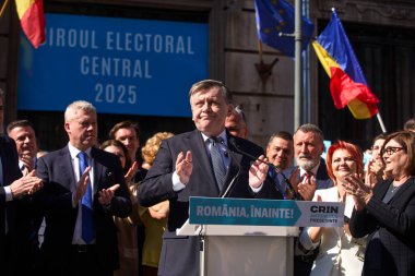 Bükreş, Romanya. 9. Mar, 2025: Crin Antonescu (C), Avrupa yanlısı partilerin 2025 Romanya cumhurbaşkanlığı seçimlerindeki adayı, BEC 'deki adaylığını açıkladıktan sonra bir konuşma yaptı..