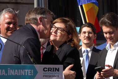 Bükreş, Romanya. 9. Mar, 2025: Avrupa yanlısı partilerin Romanya cumhurbaşkanlığı seçimleri adayı Crin Antonescu, BEC 'e adaylığını koyduktan sonra eşi Adina Valean' ı öpüyor..