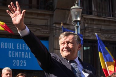 Bükreş, Romanya. 9. Mar, 2025: Avrupa yanlısı partilerin Romanya cumhurbaşkanlığı seçimleri adayı Crin Antonescu, BEC 'de adaylığını koyduktan sonra yaptığı konuşmada bir jest yaptı..