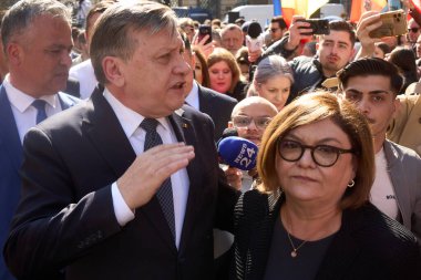 Bükreş, Romanya. 9. Mar, 2025: Crin Antonescu (L), Avrupa yanlısı partilerin 2025 Romanya cumhurbaşkanlığı seçimleri adayı ve eşi Adina Valean (R) BEC 'e adaylığını koyduktan sonra ayrıldılar.