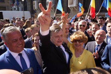 Bükreş, Romanya. 9. Mar, 2025: Avrupa yanlısı partilerin Romanya cumhurbaşkanlığı seçimleri adayı Crin Antonescu, BEC 'e adaylığını koyduktan sonra zafer işareti yaptı.