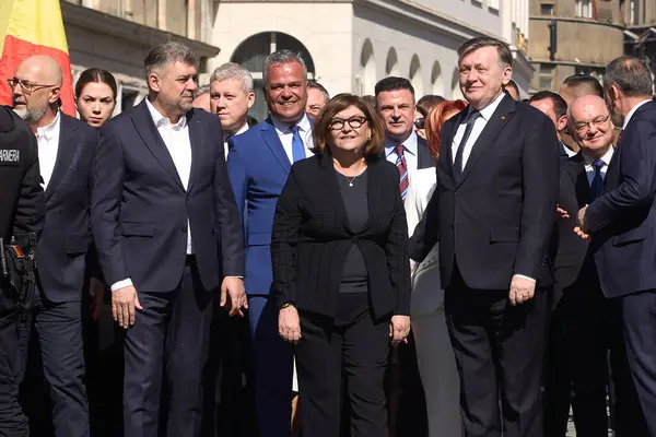 Bükreş, Romanya. 9. Mar, 2025: Crin Antonescu (R), 2025 Romanya cumhurbaşkanlığı seçimlerinde Avrupa yanlısı partilerin adayı ve eşi Adina Valean (C) BEC 'ye adaylığını koymak için geldi.