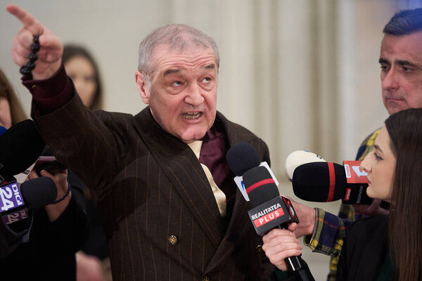 Бухарест, Румыния. 11 марта 2025 года: Джордж Бекали, финансист футбольной команды ФКСБ и депутат Альянса за Союз румын (AUR), отвечает на вопросы журналистов.