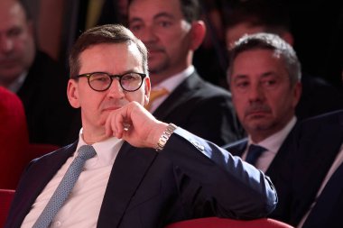 Bükreş, Romanya. 14. Mar, 2025: Avrupa Muhafazakârlar ve Reformcular Partisi (ACR) başkanı Mateusz Morawiecki, George Simion 'un konuşmasını dinliyor (resimde değil), AUR başkanı