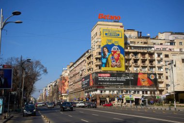Bükreş, Romanya. 9. Mar, 2025: Bükreş 'in merkezindeki Nicolae Balcescu Bulvarı ve Batistei Caddesi köşesindeki güzel manzara.