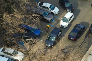 Bükreş, Romanya. 14. Mar, 2025: Yabancı kökenli Glovo gıda kuryesi Romanya 'nın Bükreş kentinde gıda dağıtıyor.