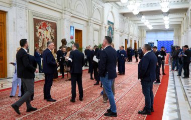 Bükreş, Romanya. 17. Mar, 2025: Rumen Birliği İttifakı (AUR) milletvekilleri, milletvekilleri meclisinin merkez salonunda parlamento grevinde.