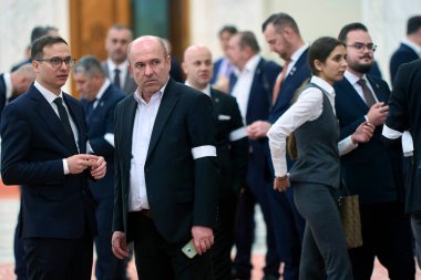 Bükreş, Romanya. 17. Mar, 2025: Rumen Birliği İttifakı (AUR) milletvekilleri, milletvekilleri meclisinin merkez salonunda parlamento grevinde.