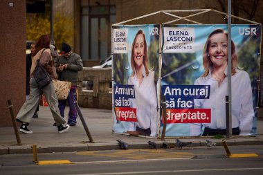 Bükreş, Romanya. 18. Mar, 2025: Romanya 'yı Kurtarma Birliği (USR) Başkanı Elena Lasconi' nin 2025 Romanya cumhurbaşkanlığı seçim öncesi kampanyasından bir çadır bayrağı).