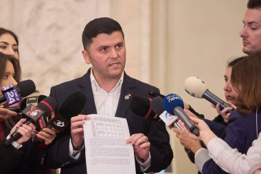 Bükreş, Romanya, 19 Mar 2025: Ulusal Liberal Parti (PNL) milletvekili Adrian Cozma, PSD liderliğindeki Ekonomi Bakanlığı 'nı Alman silah şirketi Rheinmetall' ın stratejik yatırımını engellemekle suçlayan bir basın toplantısı düzenledi.