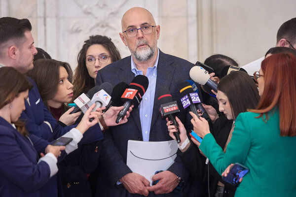 Бухарест, Румыния, 19 марта 2025: Келемен Хунор, президент Демократического альянса венгров в Румынии (УДМР), проводит пресс-конференцию в парламенте Румынии.