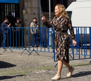 Bükreş, Romanya, 22. Mar 2025: 2025 Romanya cumhurbaşkanlığı seçimlerindeki USR adayı Elena Lasconi, oy pusulası siparişi için hazırlanan kura katıldıktan sonra BEC 'den ayrıldı.