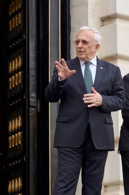 Bükreş, Romanya, 24. Mar 2025: Ulusal Banka Müdürü Mugur Isarescu, Romanya 'nın geçici Cumhurbaşkanı İlie Bolojan' ın ICCJ 2024 Aktivite Raporu 'nun sunumuna gelmesini bekliyor