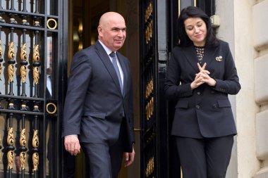 Bükreş, Romanya, 24. Mar 2025: Romanya Yüksek Temyiz ve Adalet Mahkemesi Başkanı Corina Alina Corbu (R), Romanya 'nın geçici Cumhurbaşkanı Ilie Bolojan' a (L) eşlik etti