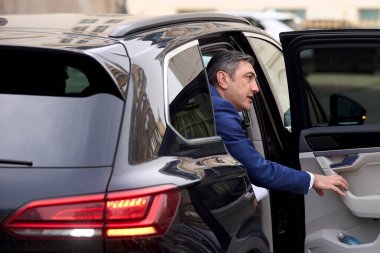 Bükreş, Romanya, 24. Mar 2025: Romanya Başsavcısı Alex Florin Florenta, Yüksek Temyiz ve Adalet Divanı 'nın 2024 Faaliyet Raporunun kamuoyuna sunulması sonrasında ayrılıyor.