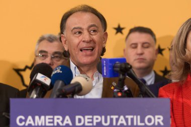 Bükreş, Romanya. 31. Mar, 2025: Romanya Parlamentosu 'nda düzenlenen basın toplantısında İşadamı Muhammed Murad, Rumen Birliği İttifakı (AUR) milletvekili konuştu..