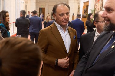 Bükreş, Romanya. 31. Mar, 2025: Romanya Parlamentosu 'nda düzenlenen basın toplantısına İşadamı Muhammed Murad, Romanya Birliği İttifak Vekili (AUR) katıldı.