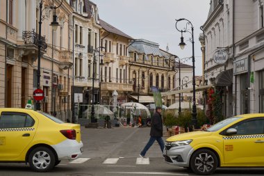 Craiova, Romanya. 28. Mar, 2025: Dolj County 'nin Craiova kentinin girişindeki Alexandru Ioan Cuza Caddesi' ndeki bir taksi durağında sarı taksiler park halinde..