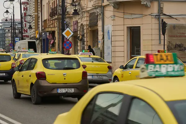 Craiova, Romanya. 28. Mar, 2025: Dolj County 'nin Craiova kentinin girişindeki Alexandru Ioan Cuza Caddesi' ndeki bir taksi durağında sarı taksiler park halinde..