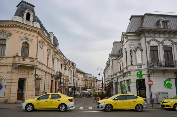 Craiova, Romanya. 28. Mar, 2025: Dolj County 'nin Craiova kentinin girişindeki Alexandru Ioan Cuza Caddesi' ndeki bir taksi durağında sarı taksiler park halinde..