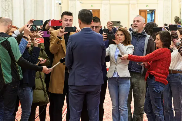 Bükreş, Romanya. 7 Nisan 2025: Romanya Macar Demokratik İttifakı (UDMR) milletvekili Csoma Botond, Romanya Parlamentosu 'nda gazetecilerin sorularını yanıtladı.