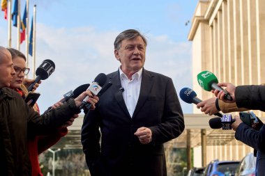 Bükreş, Romanya. 7 Nisan 2025: 2025 Romanya cumhurbaşkanlığı seçimlerinin Avrupa yanlısı partileri adayı Crin Antonescu, iktidar koalisyonu toplantısı sonunda basın açıklaması yaptı