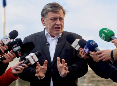 Bükreş, Romanya. 7 Nisan 2025: 2025 Romanya cumhurbaşkanlığı seçimlerinin Avrupa yanlısı partileri adayı Crin Antonescu, iktidar koalisyonu toplantısı sonunda basın açıklaması yaptı