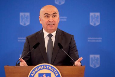 Bükreş, Romanya. 8 Nisan 2025: Romanya 'nın geçici cumhurbaşkanı Ilie Bolojan, Romanya Cumhurbaşkanlığı Sarayı' nda ABD tarafından uygulanan ticaret tarifeleri konusunda basın toplantısı düzenledi..