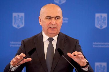 Bükreş, Romanya. 8 Nisan 2025: Romanya 'nın geçici cumhurbaşkanı Ilie Bolojan, Romanya Cumhurbaşkanlığı Sarayı' nda ABD tarafından uygulanan ticaret tarifeleri konusunda basın toplantısı düzenledi..