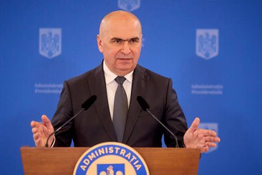 Bükreş, Romanya. 8 Nisan 2025: Romanya 'nın geçici cumhurbaşkanı Ilie Bolojan, Romanya Cumhurbaşkanlığı Sarayı' nda ABD tarafından uygulanan ticaret tarifeleri konusunda basın toplantısı düzenledi..