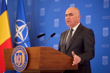 Bükreş, Romanya. 8 Nisan 2025: Romanya 'nın geçici cumhurbaşkanı Ilie Bolojan, Romanya Cumhurbaşkanlığı Sarayı' nda ABD tarafından uygulanan ticaret tarifeleri konusunda basın toplantısı düzenledi..